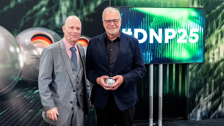 Rüdiger Lugert, Geschäftsführer KEIMFARBEN, und Dr. Günther Bachmann, Vorstand Stiftungsverein Deutscher Nachhaltigkeitspreis e.V., © Schuchrat Kurbanov