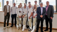 V.l.n.r. – hinten: Dr. Ralf Murjahn, Nationaltrainer Matthias List, Lena Sager, Myriam Rathfelder, Tim Schäfer, Richard Barsch, Holger Jentz (Vorsitzender des Bildungsausschusses im Bundesverband Farbe Gestaltung Bautenschutz), Ivo Fuhrmann (Vizepräsident Bundesverband Farbe Gestaltung Bautenschutz) V.l.n.r. – vorne: Wilma Trigatti, Anna Hüllner, Jonas Schneegans, Isabell Massanek Copyright: Caparol