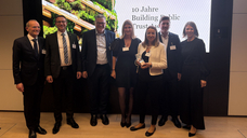 Sto-Finanzvorständin Désirée Konrad (3. v.r.) nimmt gemeinsam mit Sto-Kollegen und PwC-Mitarbeitenden die Auszeichnung entgegen. (Bild: Svenja Höfer, PwC Deutschland)